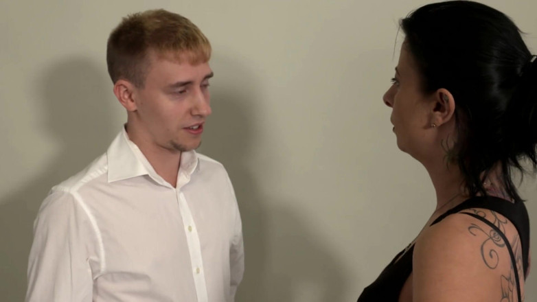 Deutschland Porno X: 음란한 사람에게 따먹힘 - 성숙한 갈색 머리가 두 구멍을 세게 늘립니다.