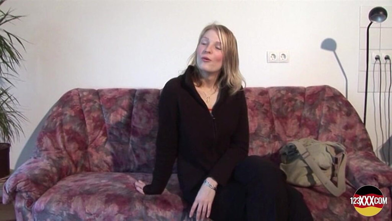 123XXX - 100% Amateurs: Wanita sange rambut pirang ini lagi asik muasin memeknya pakai...