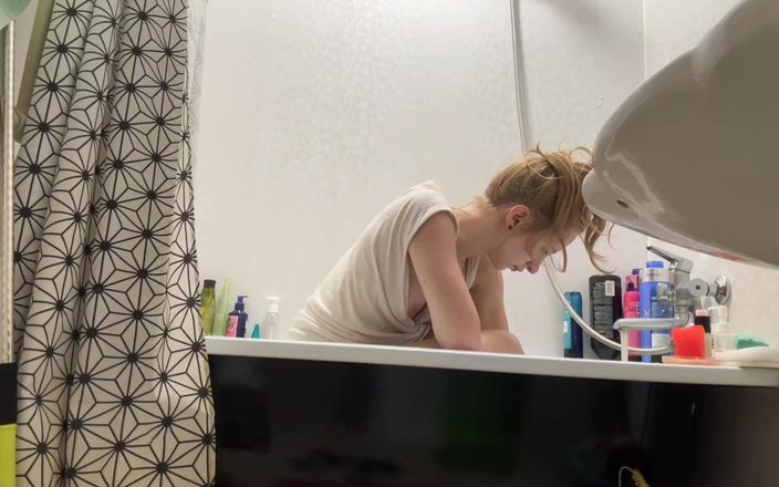 Holy Harlot: बाथरूम में कैमरा सुनहरे बालों वाली