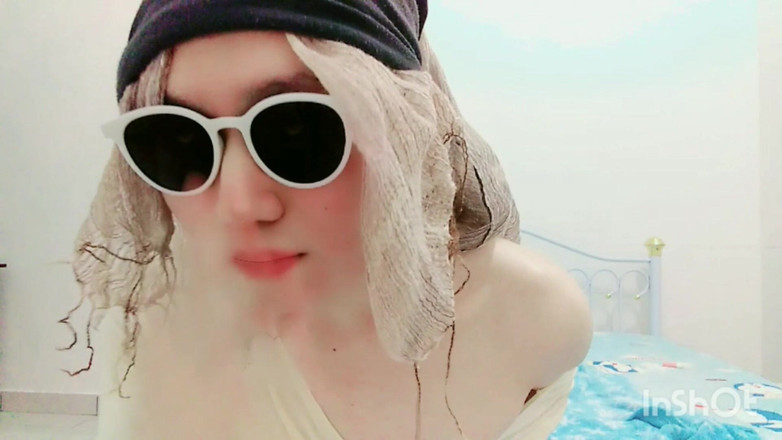 KamenKnight: Videoclip solo Femboy cu înregistrare de acasă, singuri acasă