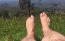 Manly foot: Punctul meu preferat pentru a se înmuia de soare pe picioarele...