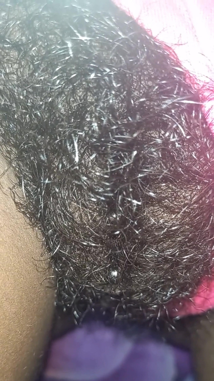 Super sexy ebony cuties: Frotando mi ocupado peludo y apretado coño en primer plano