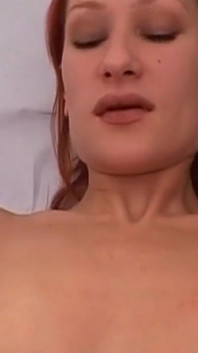 Une MILF rousse insatiable se fait examiner et caresser par des médecins