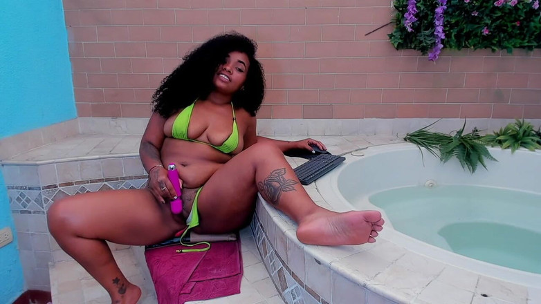 Miss ivy studio: Masturbuję się moim wibratorem w jacuzzi