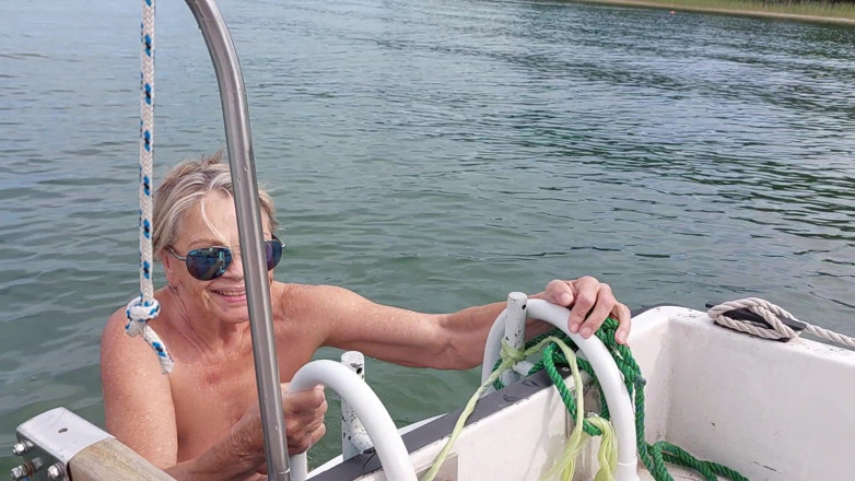 martinawest: Sexy Oma Schwimmt Nackt Im See
