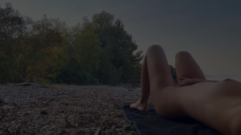 SweetJaneOfficial: Škádlení na nudistické pláži: Pomáhám následovníkovi stříkat tvrdě