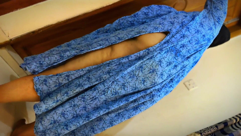 Aria Mia: 大屁股和紧阴部热辣女仆