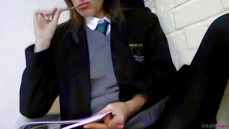 College Uniform: Up sk!rt menampilkan Sophia Smith