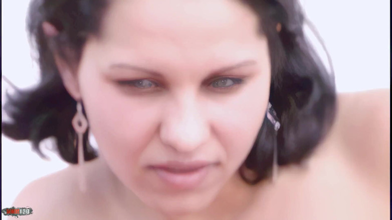 MMM100 Solo: Erika: hübsche zierliche brünette erika strippt auf der Terrasse