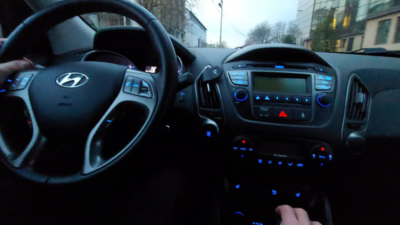 Step Mommy: Une MILF amateur fait une branlette à un chauffeur de taxi...