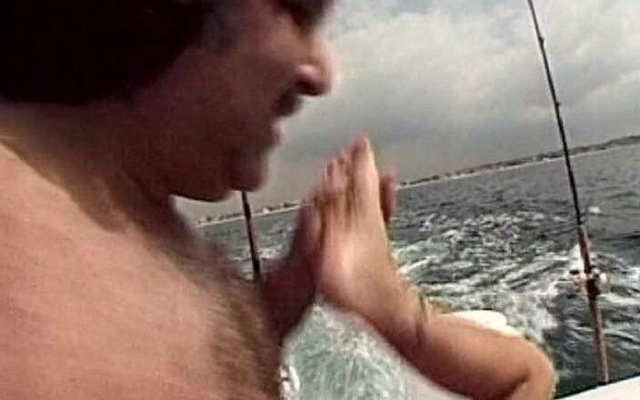 Planete Francaise: Atemberaubende französische MILF hat ihre muschi auf der yacht geknallt