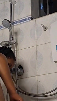 Sie benutzt eine große gurke, um in der toilette zu squirten