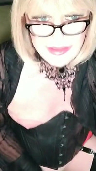 Freche trans frau in strümpfen und high heels