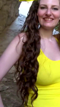 Sabrina si cewek hot rambut cokelat dengan toket besar lagi asik nyepong dan ngentot kontol di pantai # 2