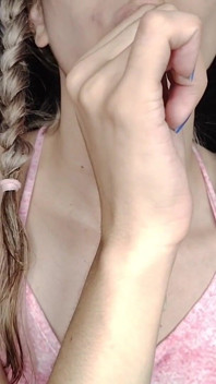 Ich Lecke Meine Dünnen Finger Und Bekomme Eine Große Menge Sperma Auf Meine Prallen Lippen.