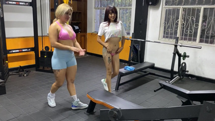 Allison Sweet: Spor salonu antrenörümle özel antrenman kontrolden çıkıyor ve bench press ile birlikte...