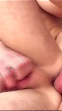 2 mecs amateur baisent sans capote sur un toit risqué - éjaculation dans le ciel