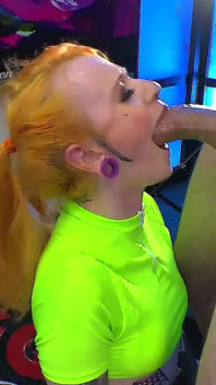 Rothaarige azura Alii kriegt großen schwanz tief in den hals