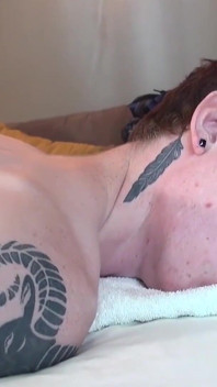 Daddyontwink - twink dotado - Alex Tyler se masturba Jeremy Feist después de masaje