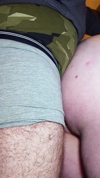 Velká kundička s obrovským zadkem vs zvrácený malý táta