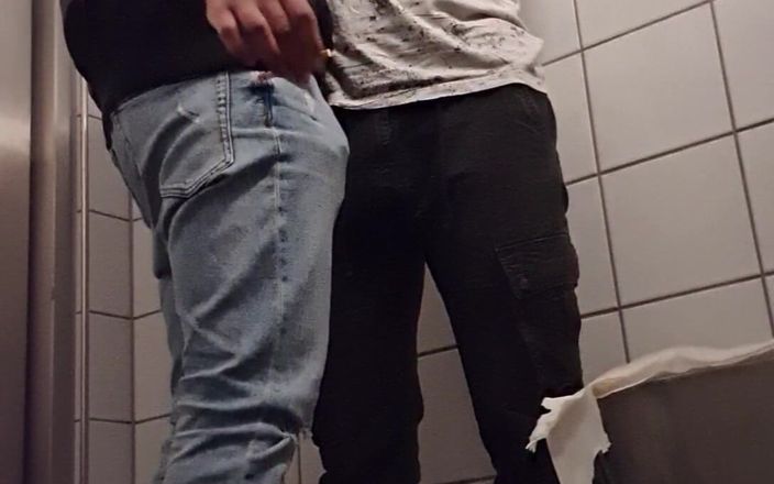 Boyzxy: Neuk en rook bij een openbaar toilet