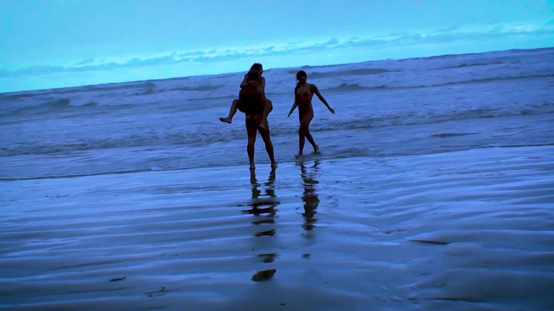 Amateurs videos: Pantat besar di pantai dengan beberapa wanita bogel berkongkek