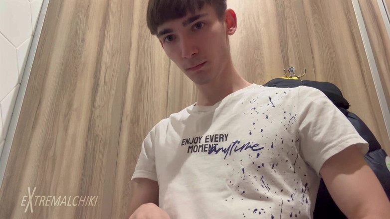 Extremalchiki: Naked Student Wank in Public Wc