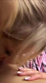 MILF fickt zwei geile college-mädchen