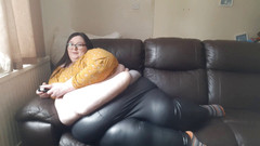SSBBWLadyBrads: 超级肥胖的游戏玩家女孩在皮裤肚子里
