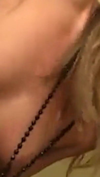 Extra geile blondine schockiert von gloryhole-schwanz