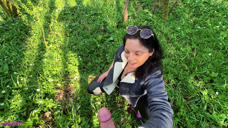 Mia Maripolla: Labă în pădure: un cuplu devine obraznic - își expune țâțele și îi face o labă...