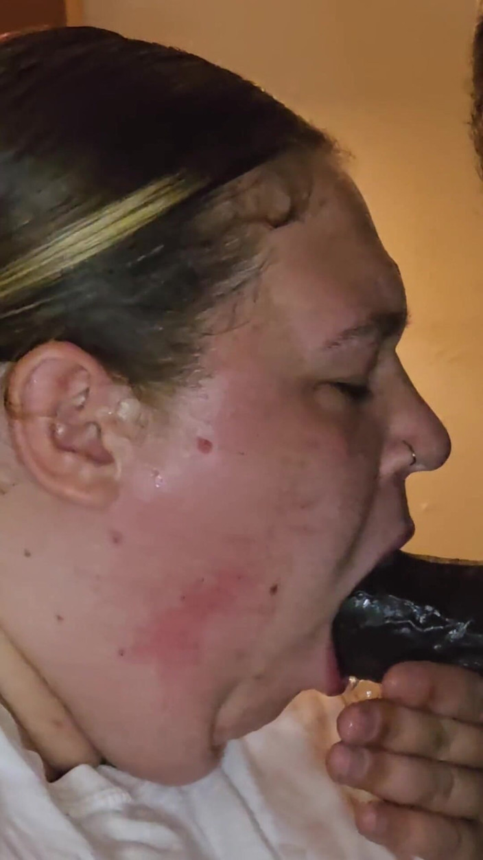 TrotzillaTheGod: La sorellastra trucco o trattare non aveva caramelle quindi le...