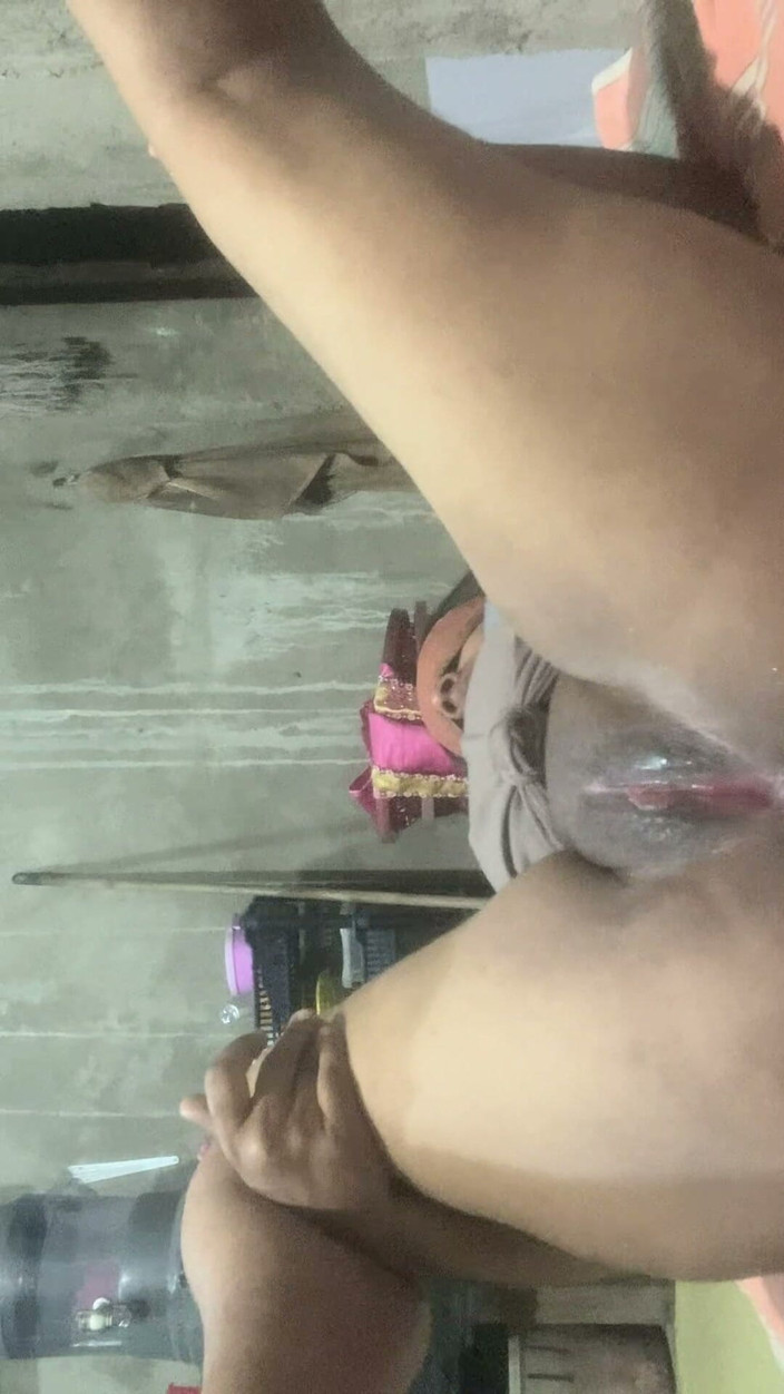 Tiyana: La salope sexy reçoit un creampie en missionnaire et écarte la...