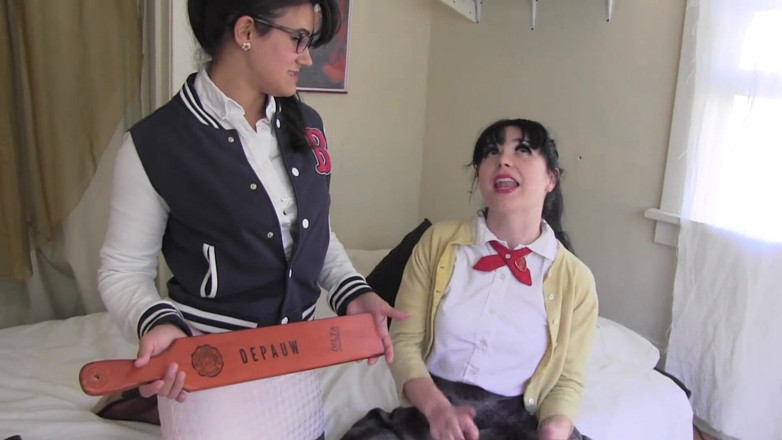 Lesbian Love Movies: Gadis lesbian - tamparan dan ngentot pakai strap-on