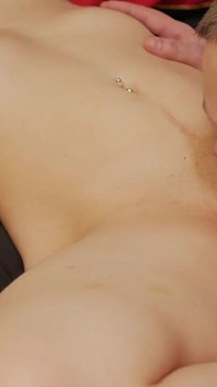 Marido lascivo lambe buceta da sua mulher e ela leva orgasmo real.