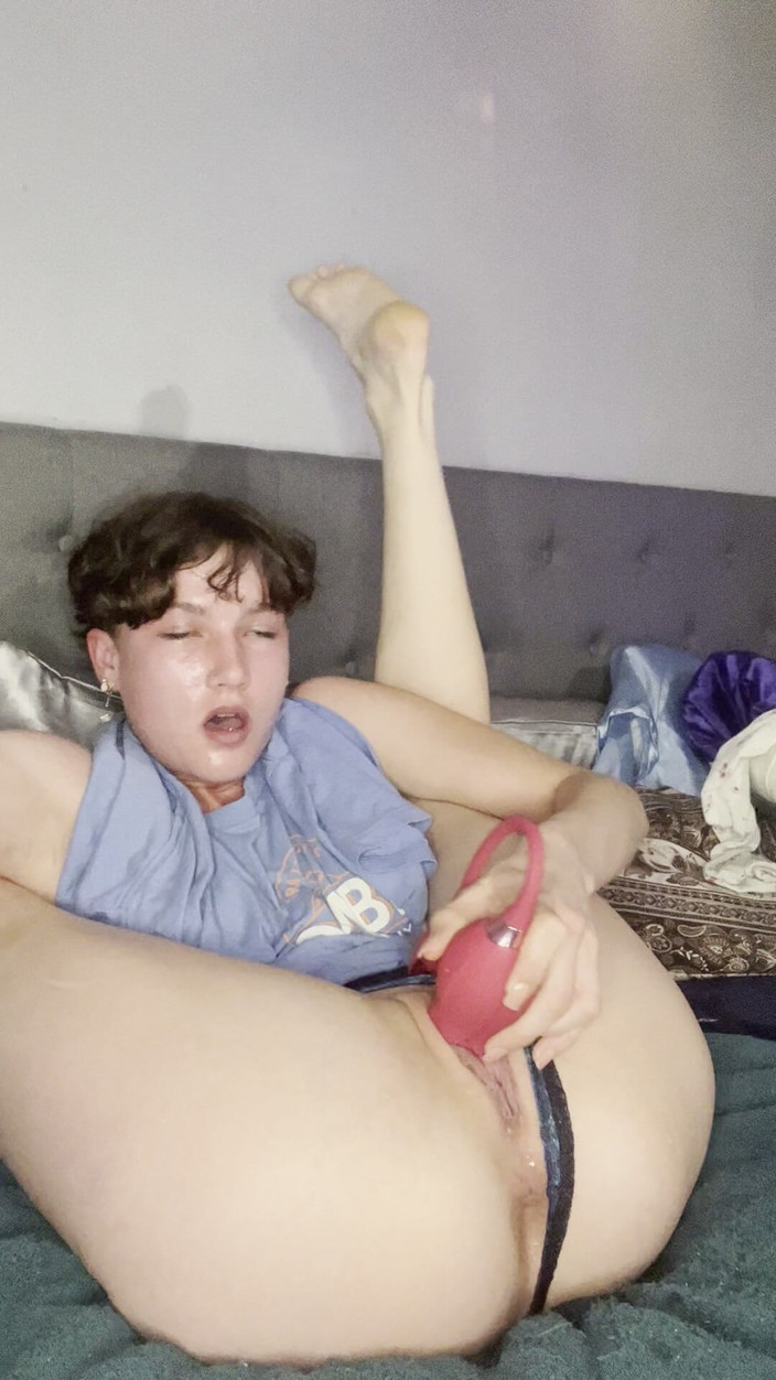 AhanuReed: 在我男友旁边潮吹