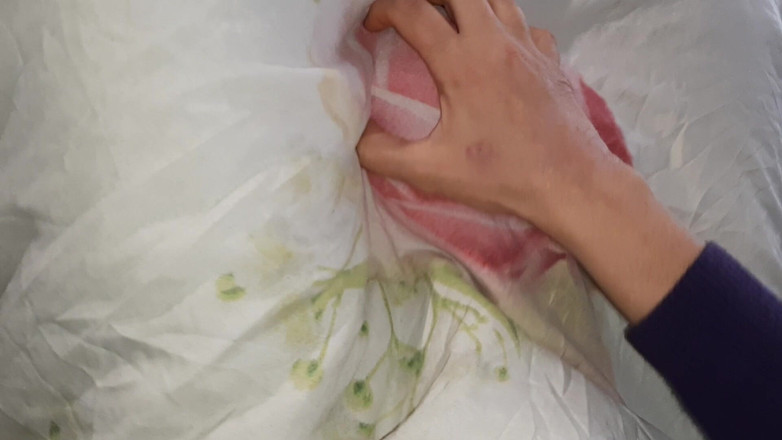 Lesbian-candys: Vår blyga rumskompis väckte oss med cunnilingus, överraskning trekant