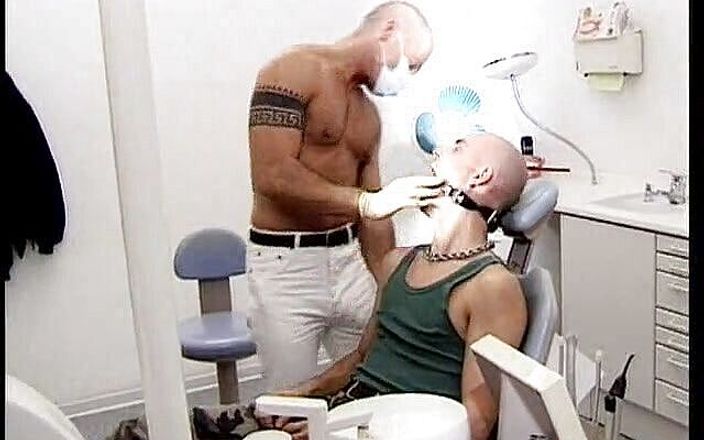Cazzofilm: Intrappolato sulla sedia dal dentista