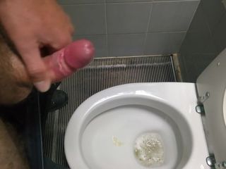 Cicci77 cum for you: Pis en klaarkomen in het openbare toilet van de snelweg...
