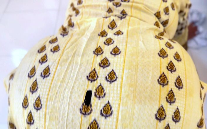 Aria Mia: जब सौतेली मम्मी बिस्तर के नीचे फंस जाती है तो सौतेला बेटा उसे असीमित चुदाई देता है!