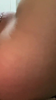 Usé a mi hermanastro una recortadora de cuchilla para hacerme correrme en el baño con toda mi familia de al lado