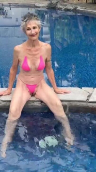 Dekat tepi kolam hotel dalam bikini merah jambu skimpy saya