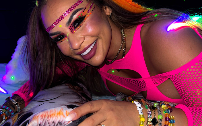 Rave Bunnys: Essie Gothback fute țâțe și este acoperită de spermă fierbinte și groasă!