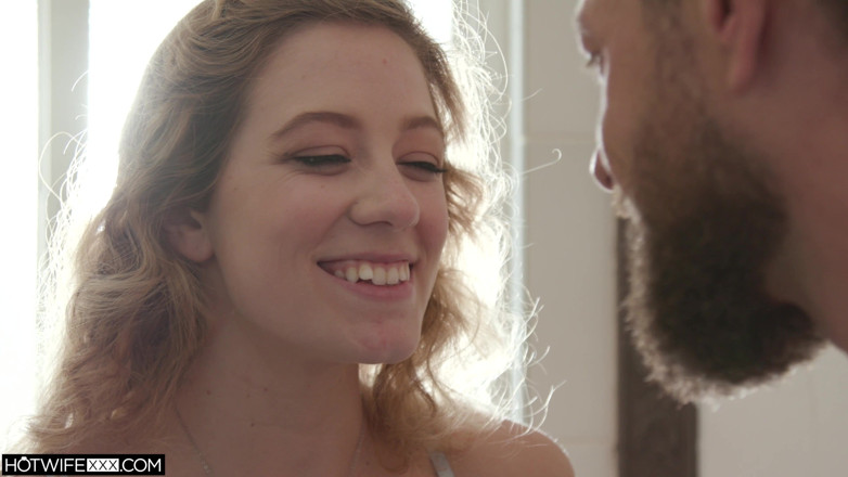 HotwifeXXX: River Lynn derinden beklentiyle dolu
