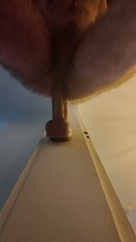 Owłosiony mięsień próbuje dużego dildo