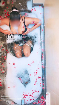Une chaudasse mariée avec un inconnu dans la baignoire