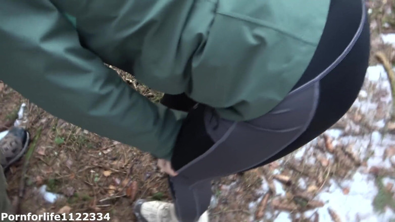 Pornforlife1122334: Sexul riscant în aer liber într-un parc public aproape că a prins...