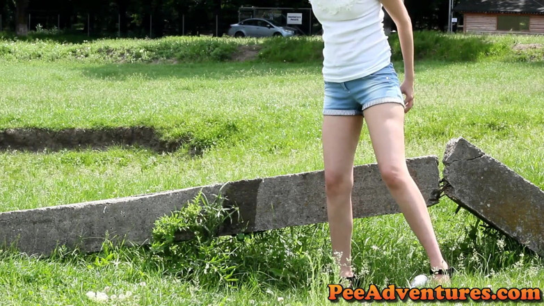 Pee Adventures: Mojando sus pantalones cortos en la roca