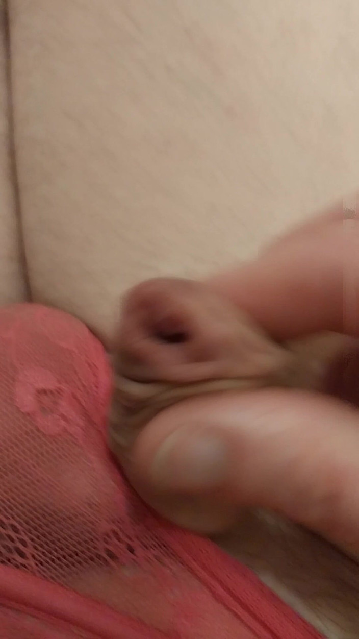 Cindy Belfast: Pequeno clitóris goza de calcinha rosa