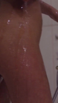 Wspaniała gwiazda porno Monika Fox masturbuje się w łóżku